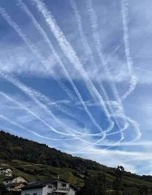 GemStoneEarth's tweet photo. @RobertKennedyJr Still seeing those ridiculously obvious chemtrails in every single state too. Promises made, promises kept? We'll see. https://t.co/fXnrIZAop4