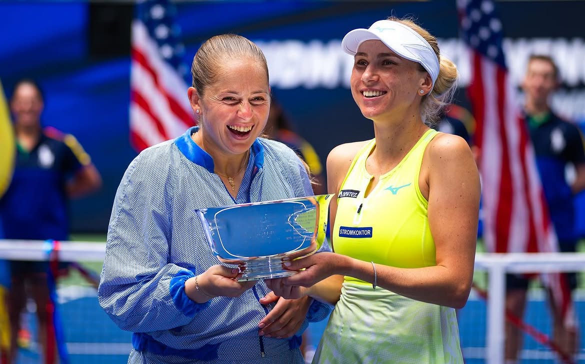 BastienFachan's tweet photo. Active players with a Career Slam Triple Crown (titles in singles, doubles, and mixed doubles):

Serena Williams
Venus Williams
Barbora Krejcikova
Jelena Ostapenko 🆕 https://t.co/OmqrH9bjnC