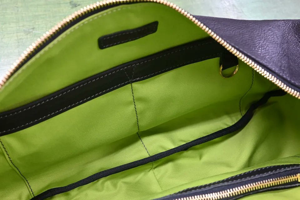 hisfactory_shop's tweet photo. 身体に自然と寄り添う、ロングセラーのバナナショルダーM。

今回は、しっとりとした質感が魅力の「ユーフラテ」と、負荷のかかる根革には約3mm厚の「ブッテーロ」を組み合わせたセミオーダーです。裏地はアップルグリーン。

使い込むほどに身体に馴染み、革の表情も少しずつ育っていきます。

詳細は🔽よりご覧ください
https://t.co/77waxrX4AF