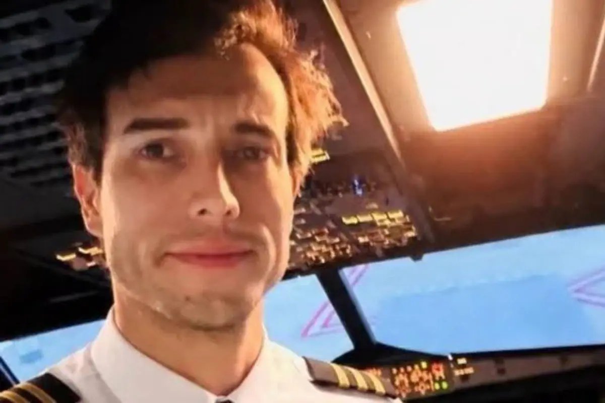 patriciajaniot's tweet photo. Esta es de esas noticias que tienen la capacidad de asombrarte.

¿Cómo es posible que una persona no aparente tener problemas emocionales y decide saltar de una avioneta en pleno vuelo?

Esto sucedió con Leandro Andrés Bertazzo, el instructor de vuelo de 42 años, originario de Córdoba, Argentina. 

"Vos sabés lo que tenés qué hacer, seguí para adelante", le dijo a su alumna de 22 años segundos antes de lanzarse de la nave. 

Esto ocurrió el sábado 5 de julio de 2026 y la noticia sigue dando vueltas.

El instructor llevaba cuatro años enseñando y se le reconocía por ser sonriente, amistoso, una actitud que mantuvo incluso la mañana de su deceso.

Su alumna, de 22 años, pilotaba la avioneta Cessna C-150 durante un vuelo de práctica sobre Toledo, Córdoba. 

La alumna dio aviso a torre de control y logró mantener el temple para aterrizar sin problemas. 

El hecho se investiga como suicidio. Bertazzo era un piloto experimentado de la escuela Flying Parrot.

Estaba aplicando a un nuevo empleo y el día de su fallecimiento llegó bien arreglado, cuentan los relatos de los compañeros de trabajo. Era soltero. Sus padres contaron que en algún momento buscó tratamiento psiquiátrico. 
Ahora, la joven está recibiendo apoyo psicológico.

Sé que todos nos dicen que veamos las señales, pero no siempre son evidentes. Así como sucedió con Leandro Andrés Bertazzo, nada era evidente.

Qué dolor para su familia y seres queridos.

https://t.co/mV32Eo2voQ