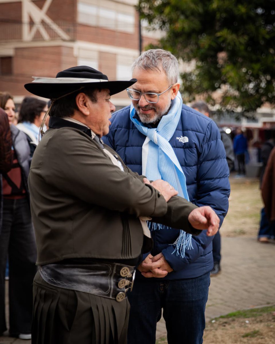 dievalen's tweet photo. En Plaza Manzanares celebramos el Día de la Independencia disfrutando del tradicional Pericón Nacional junto al Taller de Folklore Latido Criollo. Una de las danzas más tradicionales, donde el pañuelo es el gran protagonista. Un placer compartir cada 9 de Julio con los vecinos, manteniendo vivas nuestras tradiciones. 🇦🇷