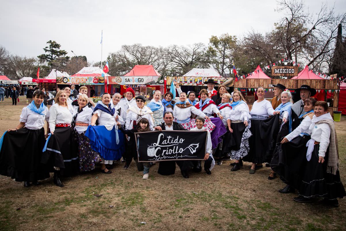 dievalen's tweet photo. En Plaza Manzanares celebramos el Día de la Independencia disfrutando del tradicional Pericón Nacional junto al Taller de Folklore Latido Criollo. Una de las danzas más tradicionales, donde el pañuelo es el gran protagonista. Un placer compartir cada 9 de Julio con los vecinos, manteniendo vivas nuestras tradiciones. 🇦🇷