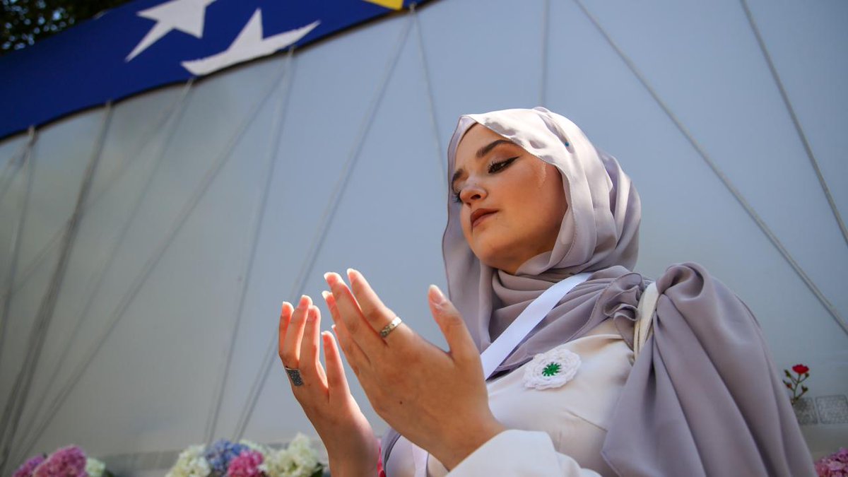 trthaber's tweet photo. 31 yıl önce Bosna Hersek'teki Srebrenitsa soykırımında hayatını kaybeden ve kimlik tespiti tamamlanan 10 kurbanın cenazesi, Potoçari Anıt Mezarlığı’na doğru yola çıktı.

https://t.co/Emc0UXgyEy https://t.co/Y4Azo3RfCC