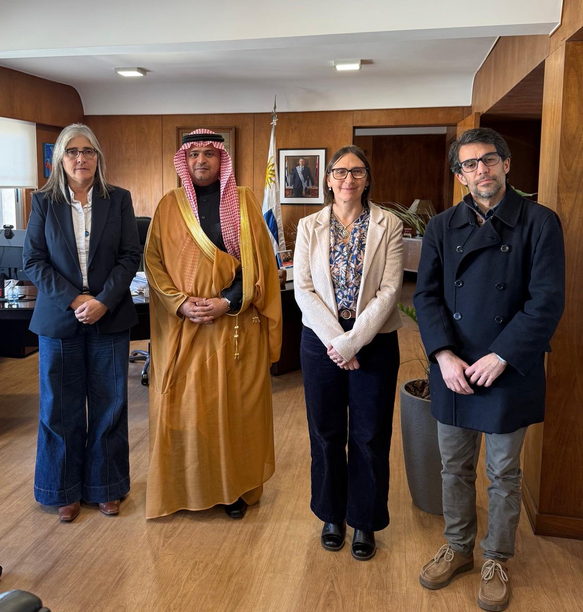 KSAembassyUY's tweet photo. اجتمع سعادة السفير/ سلطان المزيني مع معالي وزيرة النقل والأشغال العامة بجمهورية الأوروغواي الشرقية السيدة/ لوسيا إتشيفيري ليما، وخلال الاجتماع الذي عقد بمقر الوزارة تم بحث سبل التعاون في المجالات ذات الاهتمام المشترك بين البلدين الصديقين. https://t.co/a5CpGlUayL