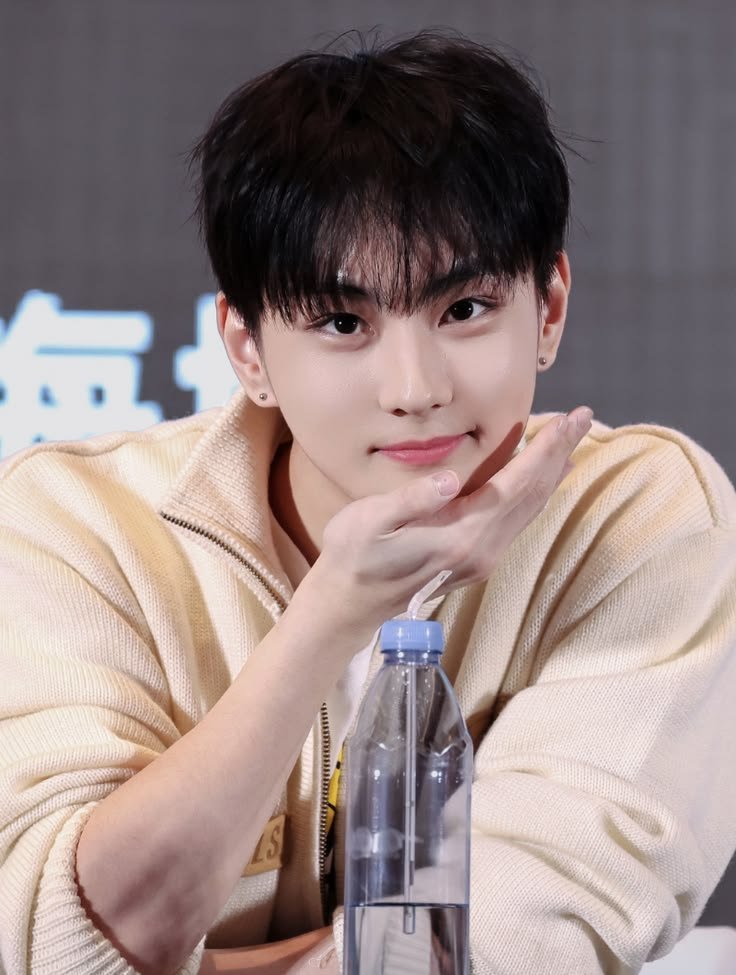 JungwonBrasil's tweet photo. ENGENES, leiam com carinho e atenção 

Ninguém deveria precisar abrir mão do próprio silêncio para esclarecer algo que já deveria estar resolvido há muito tempo!

Não é justo que eles tenham que, vez após vez, vir a público explicar as mesmas coisas e tentar impedir que mais conflitos aconteçam por uma situação que já deveria ter sido esclarecida. 

E, sim, também acreditamos que houve inúmeras falhas na forma como a empresa conduziu tudo isso.

Wonnie, cada dia que passa, quando penso que não há como te admirar mais, você encontra uma forma de me mostrar que ainda é possível. ❤️‍🩹

Isso nunca foi sobre números. É sobre apoiar os membros do ENHYPEN e respeitar as escolhas deles. Apoiar o Heeseung em seus projetos solo não apaga a história de ninguém, nem diminui a importância de ninguém. Ele também merece todo o nosso carinho e amor.

Esses garotos precisam apenas do nosso apoio. Eles têm suas próprias escolhas, seus próprios sentimentos e sua própria voz. Não cabe a nós impor aquilo que acreditamos como se fosse a verdade deles.

Apenas respeite-os  

Continuem usando as tags!

KEEP IT SAFE WITH JUNGWON 
#ENGENE_LOVE_JUNGWON #ENHYPEN #JUNGWON #엔하이픈_정원
