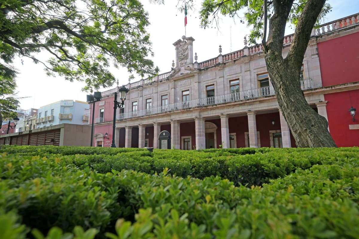 Ags_Radio_Tv's tweet photo. ¡🌎 Aguascalientes, entre las ciudades más felices del mundo!

🏆 El Municipio de Aguascalientes fue reconocido en el Happy City Index 2026, uno de los estudios internacionales más importantes sobre calidad de vida y desarrollo urbano. De las más de 3 mil 400 ciudades evaluadas en todo el mundo, solo 251 lograron integrar el índice final, y en México únicamente Aguascalientes y Guadalajara obtuvieron esta distinción.

📊 El estudio, elaborado por The Institute for Quality of Life, evaluó 64 indicadores relacionados con la calidad de vida, gobernanza, medio ambiente, economía, salud, movilidad, sostenibilidad y estrategias de desarrollo a largo plazo, colocando a la capital hidrocálida entre las ciudades con mejor desempeño a nivel internacional.

🌎 En América Latina, Aguascalientes comparte este reconocimiento únicamente con tres ciudades de Argentina, dos de Brasil y una de Uruguay, consolidándose como uno de los principales referentes regionales por sus políticas de desarrollo urbano y bienestar para la población.

🏙️ El Gobierno Municipal destacó que este resultado es reflejo del trabajo realizado en proyectos estratégicos de salud, movilidad, medio ambiente, desarrollo urbano y prestación de servicios públicos, factores que contribuyeron a este posicionamiento internacional.

🔗 El estudio completo del Happy City Index 2026 puede consultarse en el sitio oficial: https://t.co/aevQ5SobEU

#AgsRadioTvNoticias