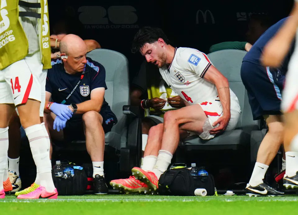 DailyAFC's tweet photo. Thomas Tuchel has spoken of Declan Rice playing in almost "unbearable discomfort".

His pain is caused by a nerve from overplaying &amp; ONLY rest can cure it. [@Ian_Ladyman_DM] 😳 https://t.co/f23L5fYvD7