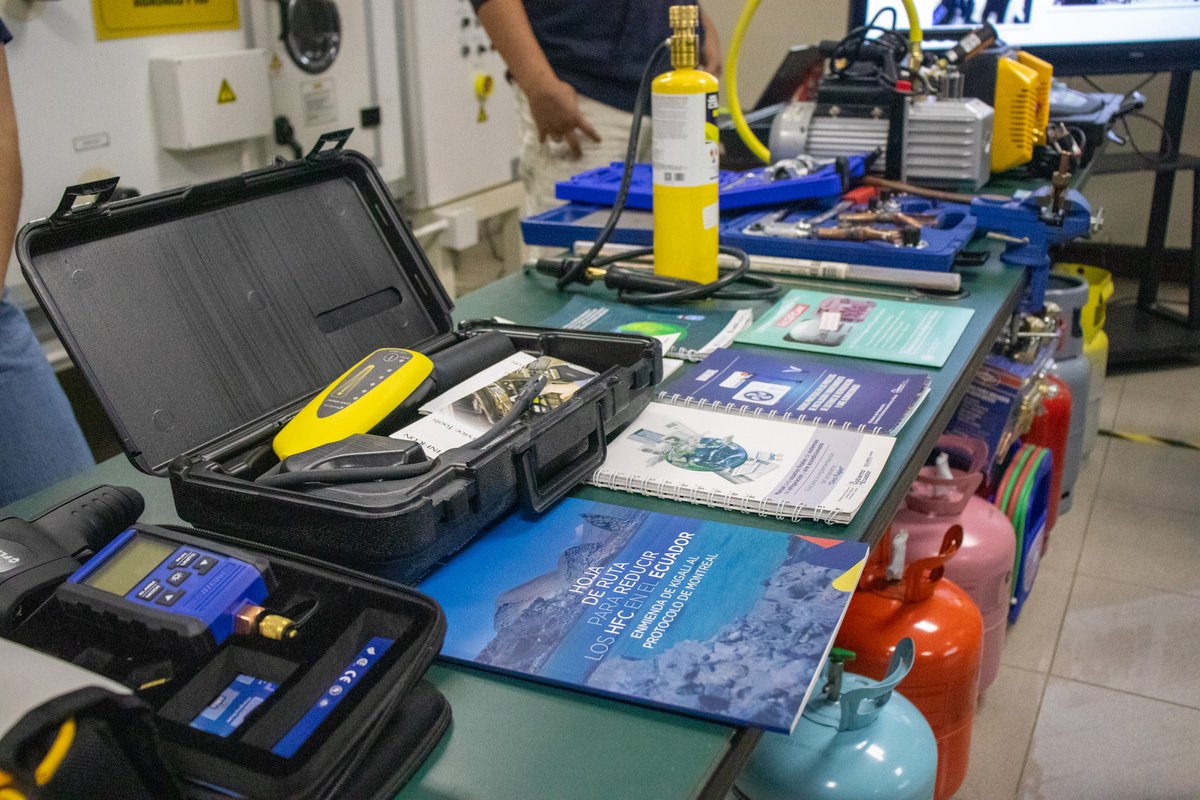 OtriESPOL's tweet photo. 🚀#LabConnect continúa en su recorrido por la @espol
En esta jornada se visitó la @espolfimcp⚙️para conocer los laboratorios de Sistemas de Aire Acondicionado, Investigaciones Alimentarias, Evaluación de Materiales (LEMAT) y Sistemas de Manufactura y Robótica Industrial
#SILAB https://t.co/osbYbuVo56