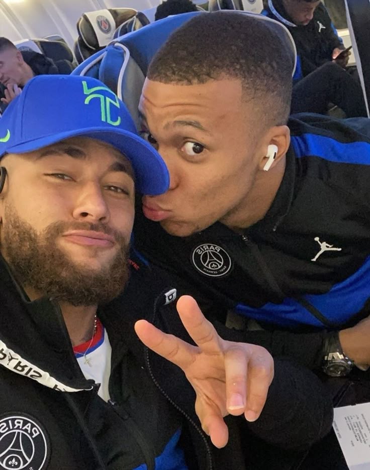 loonabappe's tweet photo. vocês sabem NADA sobre neybappe... https://t.co/5Q06hChuKf