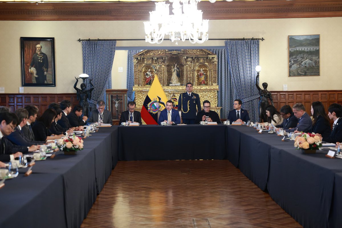Presidencia_Ec's tweet photo. Fortalecemos las relaciones comerciales, nuevas oportunidades y la atracción de inversiones. 🇪🇨🤝🇯🇵

El presidente @DanielNoboaOk mantuvo un encuentro de trabajo con los representantes de la Federación Empresarial de Japón Keidanren, que reúne a más de 1.700 de las principales empresas y corporaciones  industriales del país asiático.