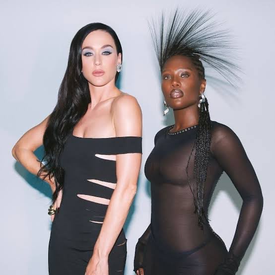 plusmusicx's tweet photo. 🚨POLÊMICA! Katycats chamam Doechii de falsa e afirmam que a rapper abandonou Katy Perry após o lançamento do álbum “143”. https://t.co/aOomg45Adj