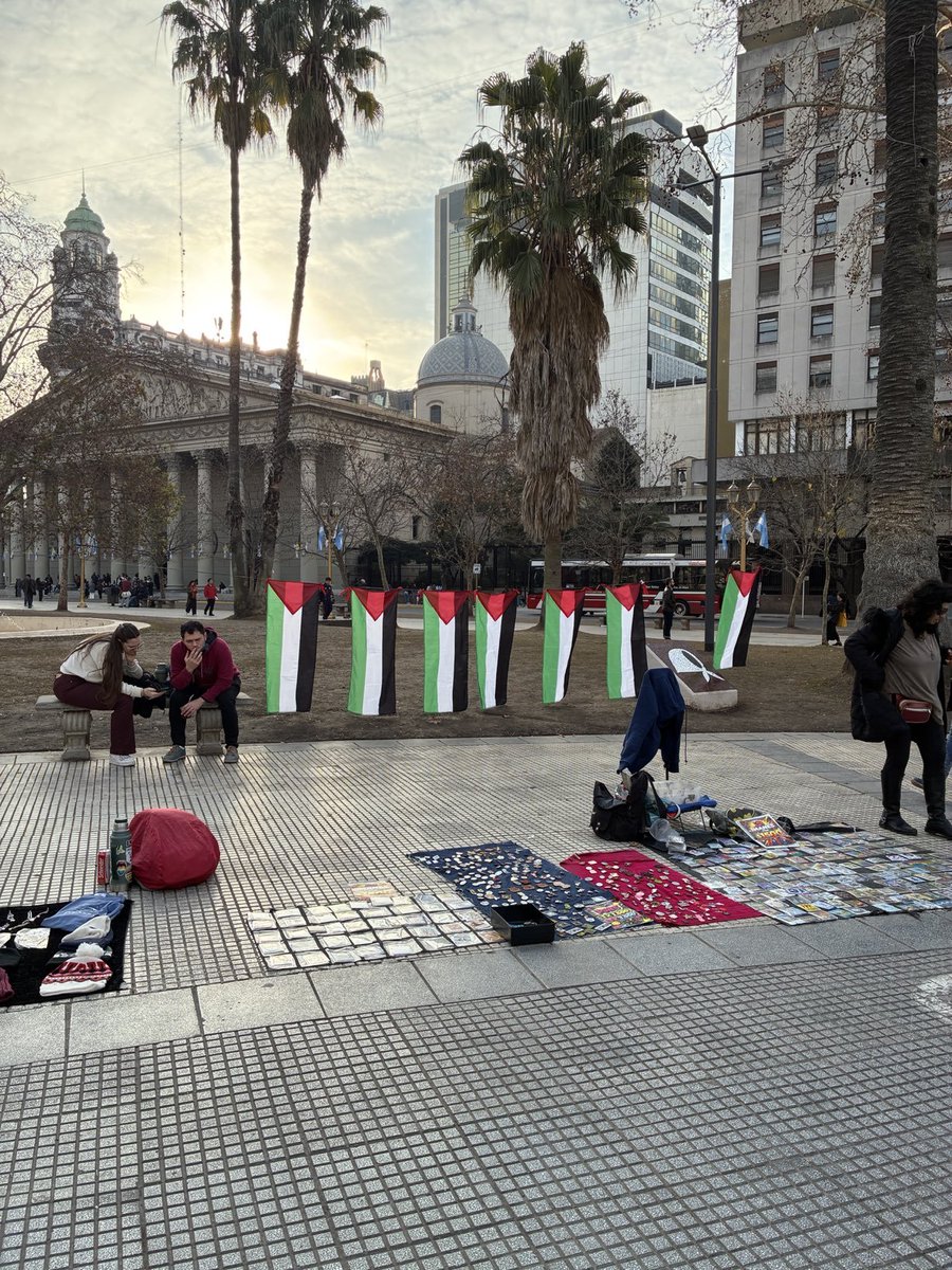 TraductorTeAma's tweet photo. Así festejan los Kukas la fecha patria en Plaza de Mayo https://t.co/iZf21g9OSV