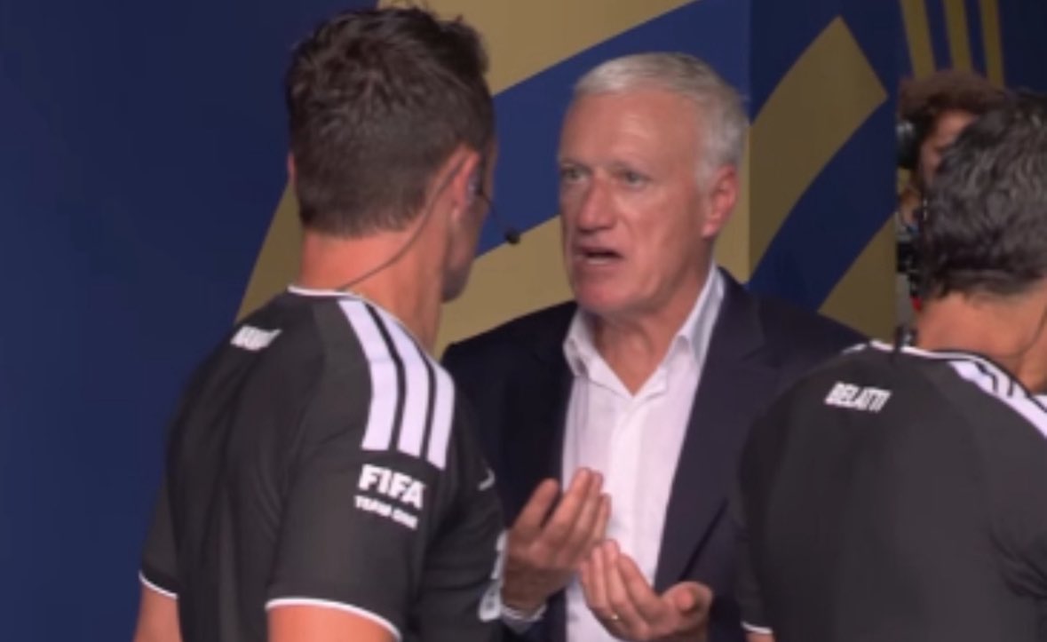 ActuFoot_'s tweet photo. Didier Deschamps 🇫🇷 a demandé des comptes au quatrième arbitre à la mi-temps sur le temps d’attente avant que le pénalty raté par Mbappé ne soit tiré. 😤

On lui a répondu que la situation a dû être contrôlée et vérifiée 2 fois. https://t.co/VdzwDyrBBY