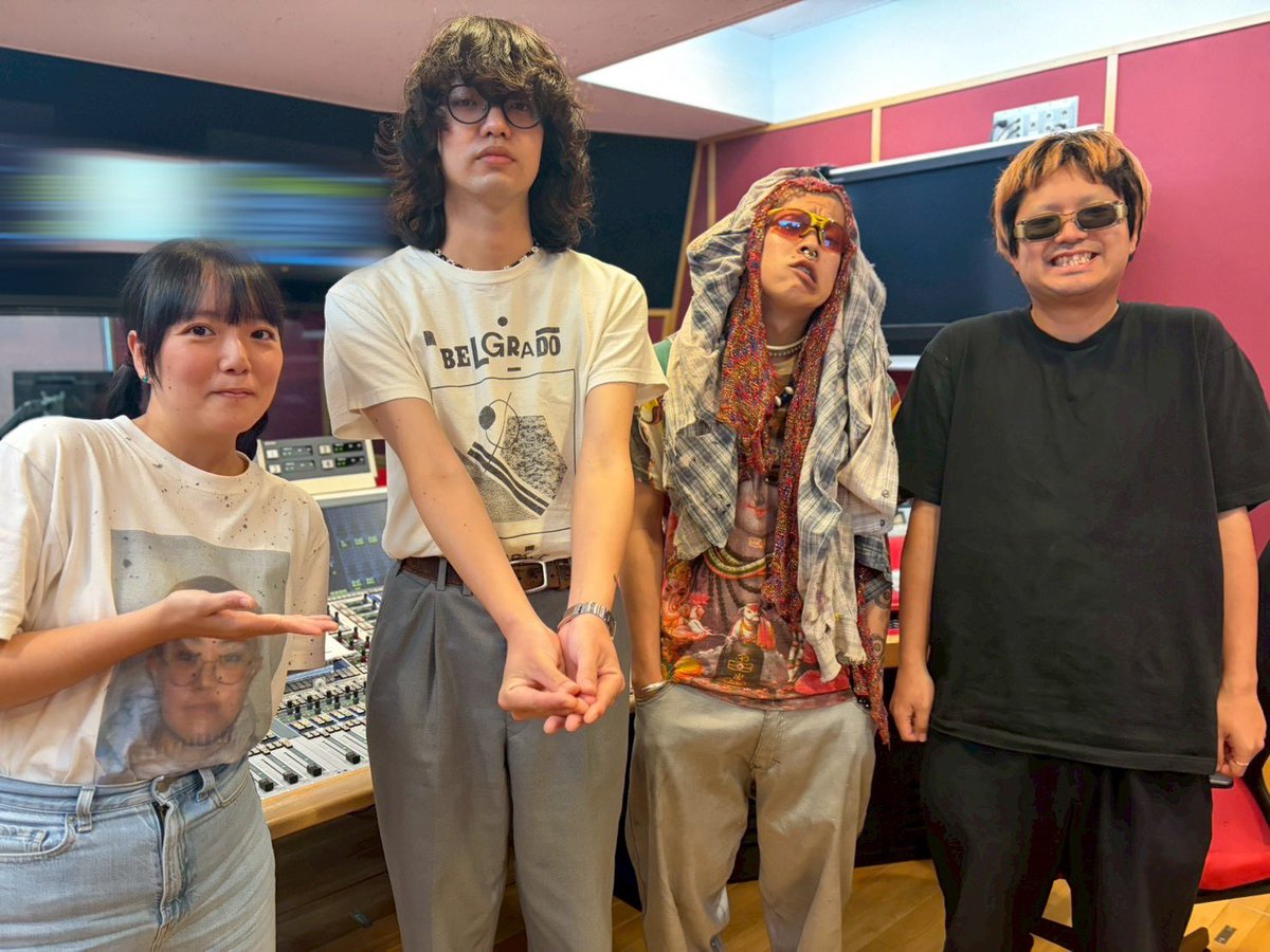 802RIVERSIDE's tweet photo. #FM802  #リバーサイド802

🎤4時台
 #HOME (@home_band_ )の皆さんにインタビュー💡

台湾や韓国、シンガポールなど世界のフェスにも進出する沖縄3人組バンド🌺
個性豊かな皆さんの素顔を深掘り🌀

出会いのお話や最近はじめたこともお伺いしました🌱

こちらから▼
https://t.co/vRKDFaEw9g https://t.co/LkRzhW8Jja