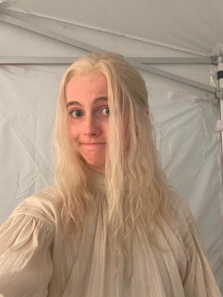 housethedragons's tweet photo. Charlie Gordon (Fake Daeron) nos bastidores de House of the Dragon. 🔥🐲 https://t.co/2RY6KxPDQp