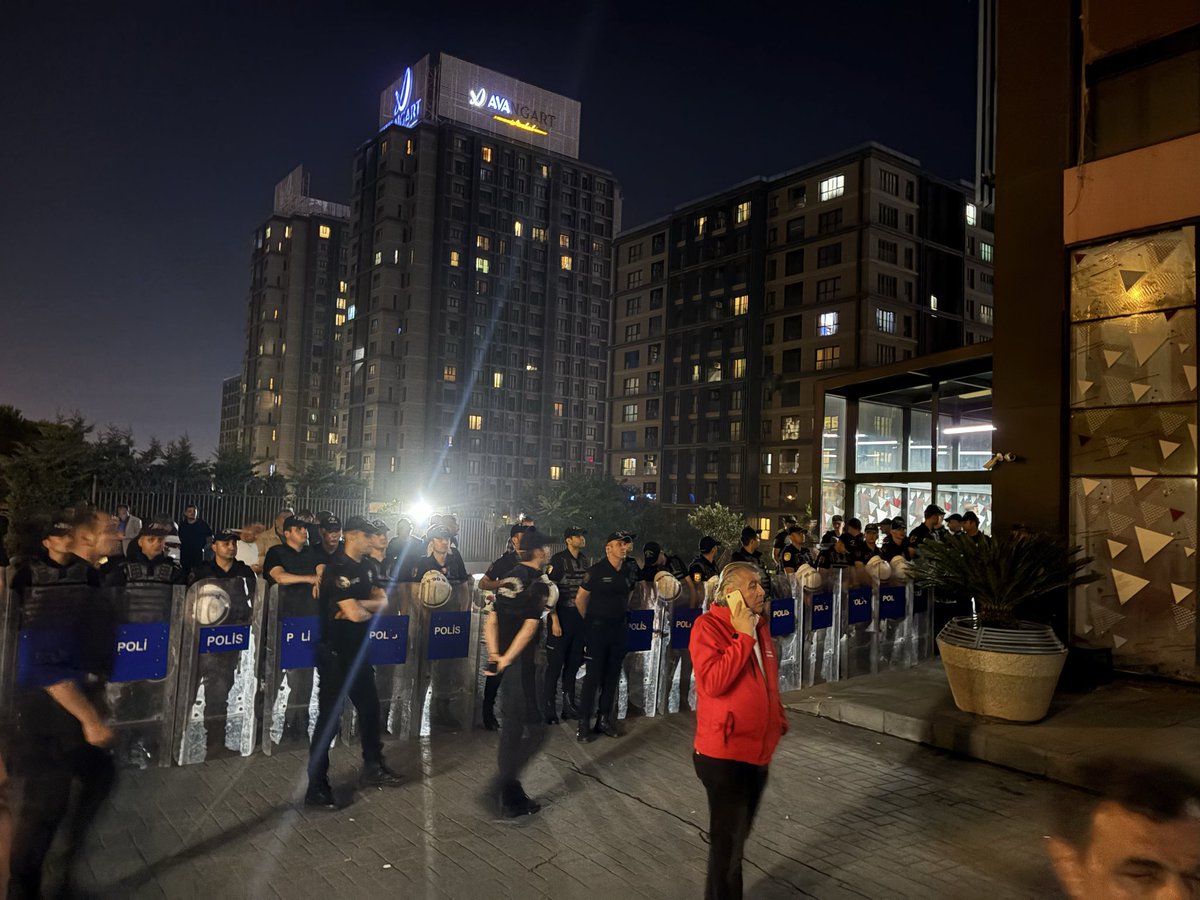 canercankartal's tweet photo. İl Başkanlığımız polis kuşatması altında. https://t.co/vwDgxIopyo