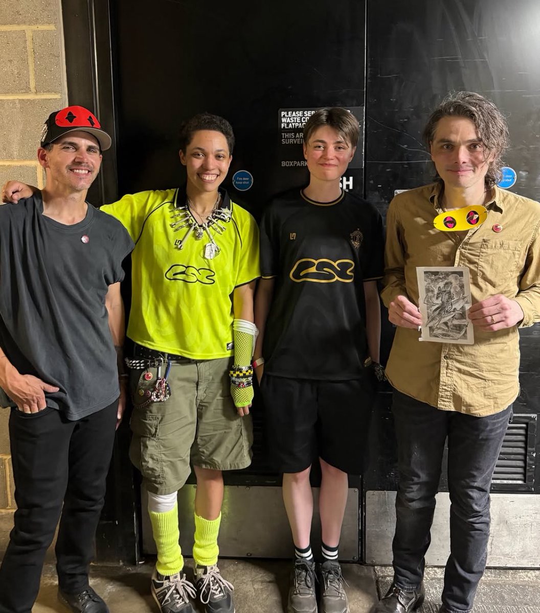 gwayupdates's tweet photo. Gerard and Mikey Way with iconic MCR fanartists and some of my favorite people in the world @TheHumbug472 and @vesselest3r 🤍 https://t.co/QE47jHdrXz