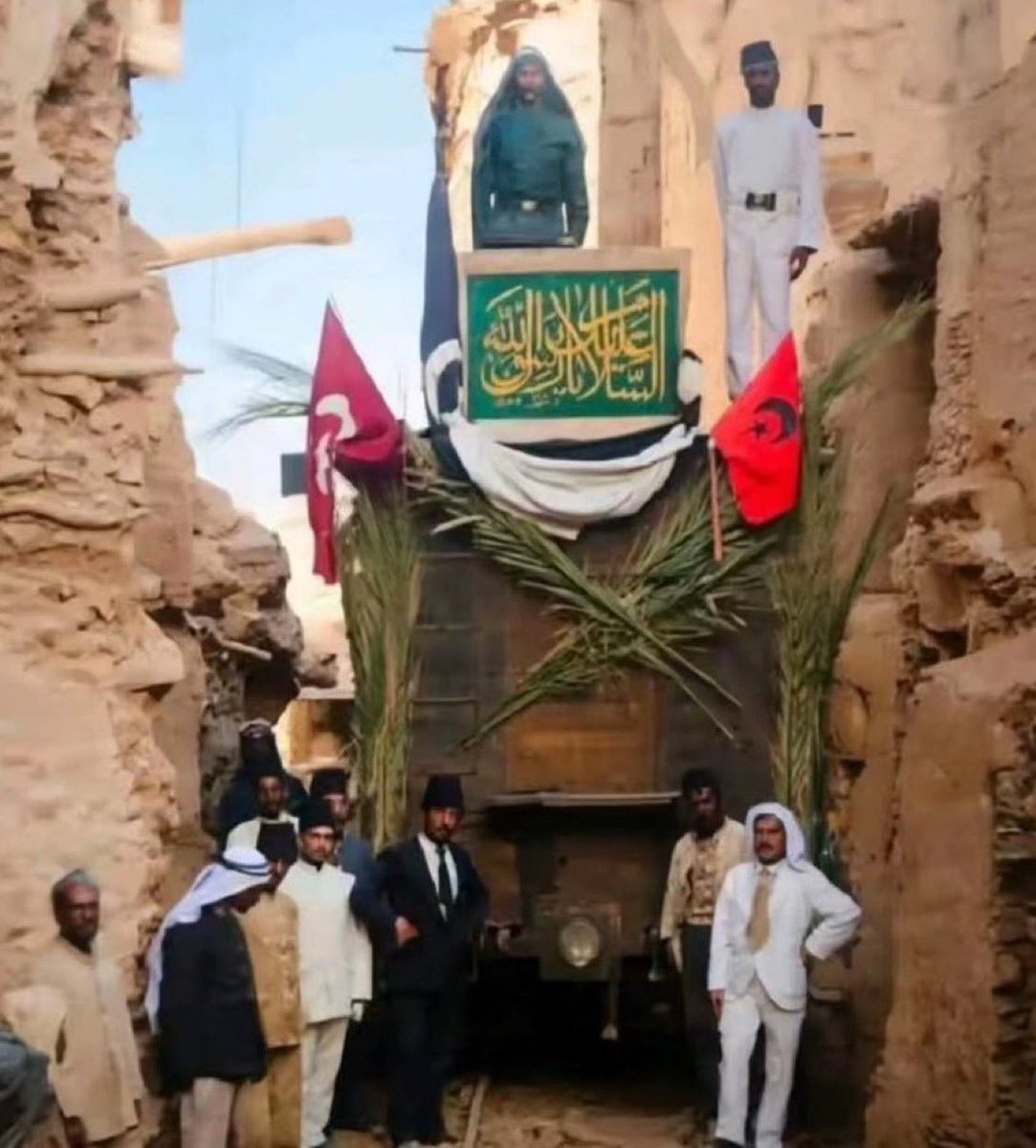 fatiheryilmaz0's tweet photo. Kutsal emanetleri İstanbula getiren trenimiz.

Fahreddin Paşa komutasındaki Türk ordusu Medineyi İngilizler ve İngiliz hizmetkarı Şerif Hüseyinin Araplarına karşı sonuna kadar savundu.Kutsal emanetleri bugün Topkapı sarayı müzesinde gezip görebiliyorsak İttihatçıların sayesindedir. 

Allah, Vatan, Namus, İttihat

Ruhları şad olsun…

Bugün İttihatçılara laf eden beyinsizler o gün yaşasalar Şerif Hüseyinin Arapları ile birlikte İngiliz safında yer alacaklardı.

#Yaşasınİttihat