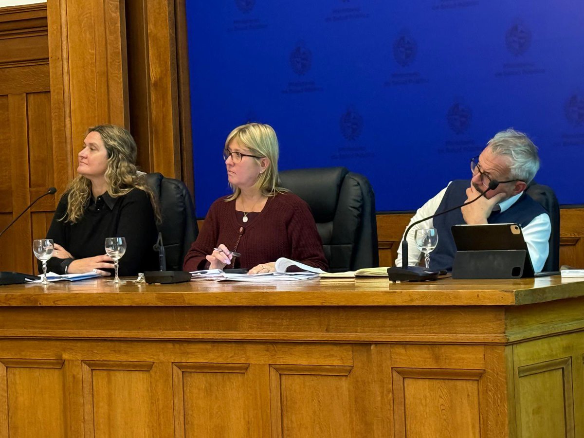 cdcamy's tweet photo. En el @MSPUruguay, en instancia convocada por l Ministra, junto a ex Ministros de Salud, médicos, Poder Judicial, legisladores, cátedras universitarias y la industria farmacéutica. Propósito: fortalecer políticas de acceso a medicamentos y procedimientos de alto costo. https://t.co/hHUrfARdZ4