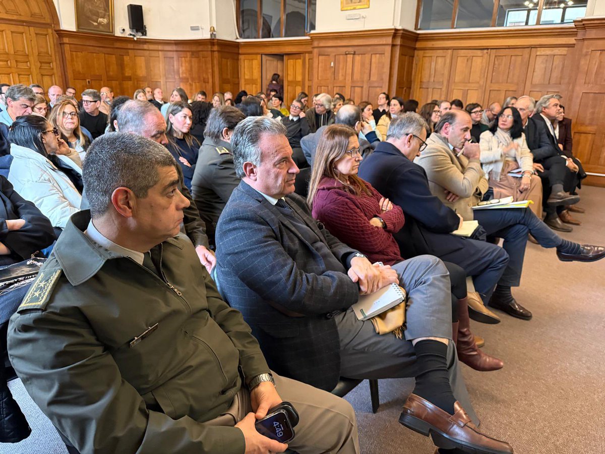 cdcamy's tweet photo. En el @MSPUruguay, en instancia convocada por l Ministra, junto a ex Ministros de Salud, médicos, Poder Judicial, legisladores, cátedras universitarias y la industria farmacéutica. Propósito: fortalecer políticas de acceso a medicamentos y procedimientos de alto costo. https://t.co/hHUrfARdZ4