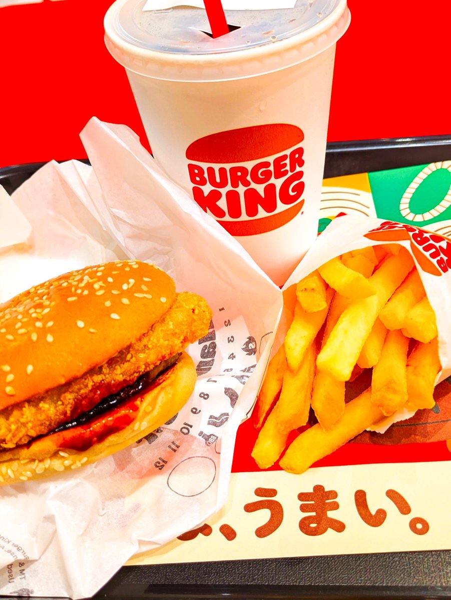 RALUNA8's tweet photo. バーガーキング🎀スモーキーBBQワッパーセット🎀ハッシュ&amp;BBQバーガーセット🎀アップルパイ🍎🎀
2日続けて港区迄行ったのでキング２回行きました✨👄初めて小さいの頼んだからアップル🍎パイも追加したらお腹🫄いっぱいでアップル🍎パイ🥧食べれなかったです😊持って帰って食べた👄冷めてもおいしい😀 https://t.co/GHNIjyEHwa