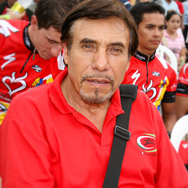 CaracolRadioTun's tweet photo. #Atenció Falleció el ciclista boyacense Rafael Antonio Niño Munévar mientras era sometido a una intervención quirúrgica. 

El seis veces campeón de la Vuelta a Colombia y cinco veces ganador del Clásico RCN dirigió en los últimos años el equipo de ciclismo de la EBSA. https://t.co/Xeh8UhVzjM