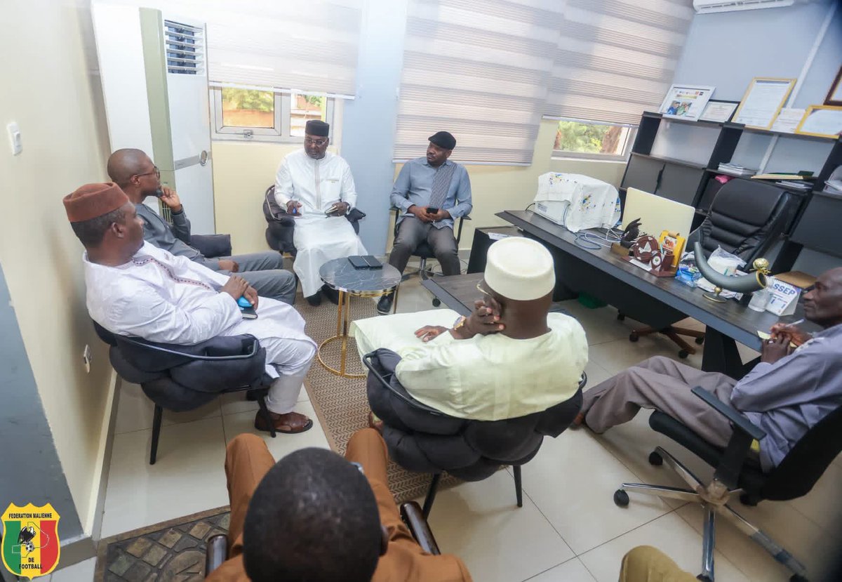 femafoot's tweet photo. 𝐅𝐄𝐌𝐀𝐅𝐎𝐎𝐓 | Le Président Mahazou dit Baba Cisset à la rencontre de la presse nationale 

Plus d’infos ici 👉🏾 https://t.co/CxWAwyYRvP https://t.co/IjnJxhCtWI