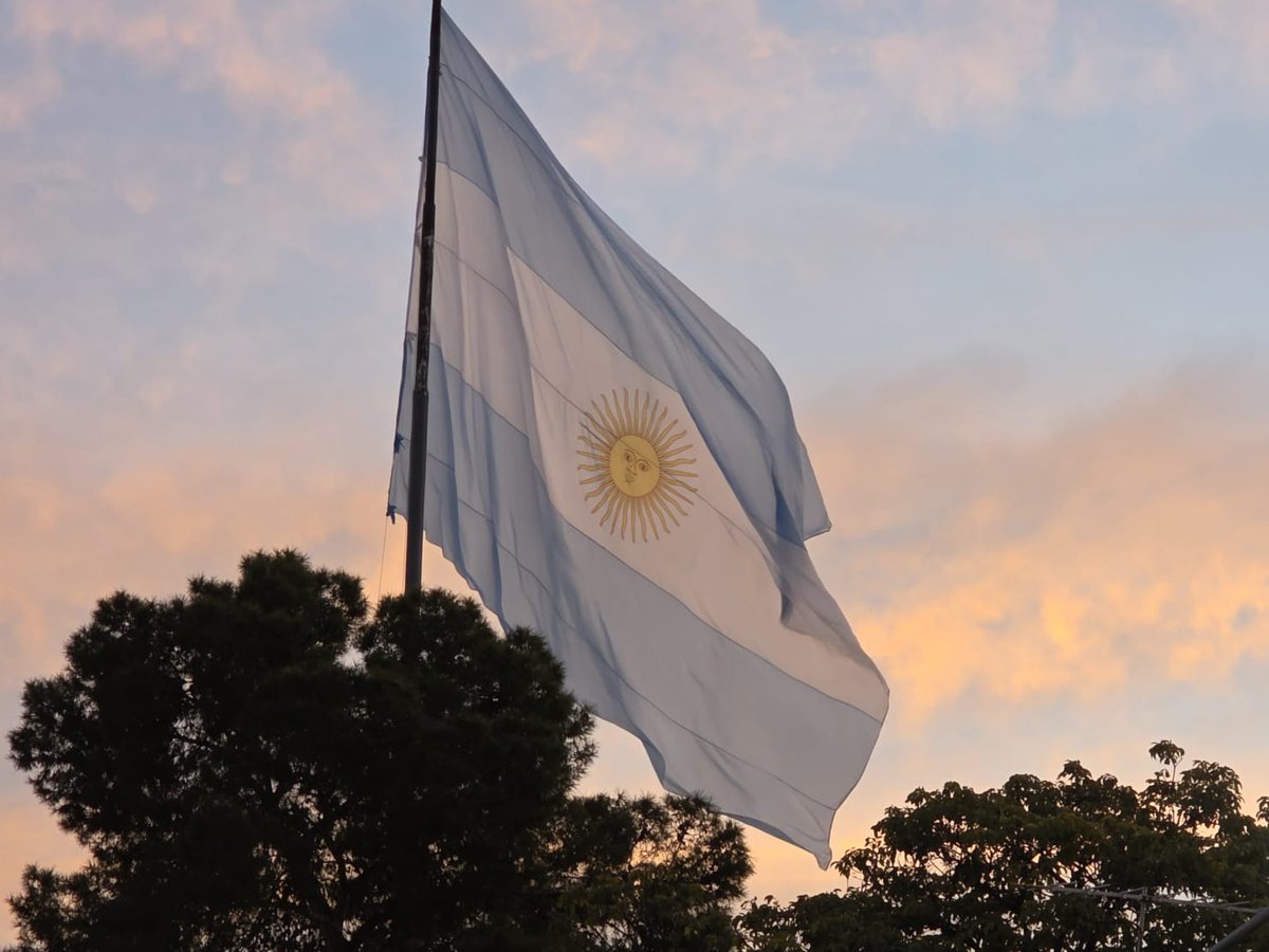 hugo_vera_'s tweet photo. En el 210° aniversario de nuestra Independencia, acompañamos al Gobernador @QuintelaRicardo en el izamiento de la Bandera y el Tedeum
Honrar a quienes construyeron la Patria significa trabajar por una Argentina soberana, unida y con igualdad de oportunidades para todos y todas 🇦🇷 https://t.co/v5YroME7RI