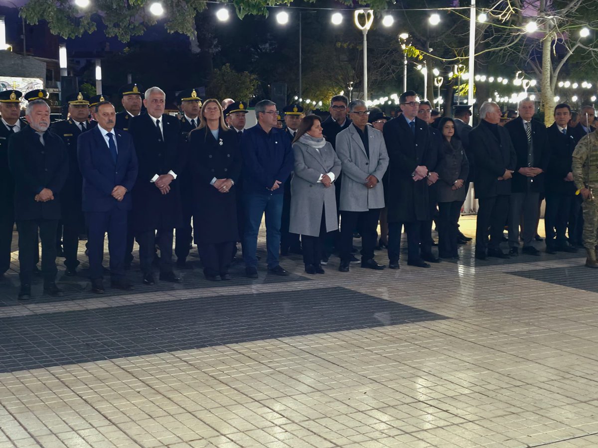 hugo_vera_'s tweet photo. En el 210° aniversario de nuestra Independencia, acompañamos al Gobernador @QuintelaRicardo en el izamiento de la Bandera y el Tedeum
Honrar a quienes construyeron la Patria significa trabajar por una Argentina soberana, unida y con igualdad de oportunidades para todos y todas 🇦🇷 https://t.co/v5YroME7RI