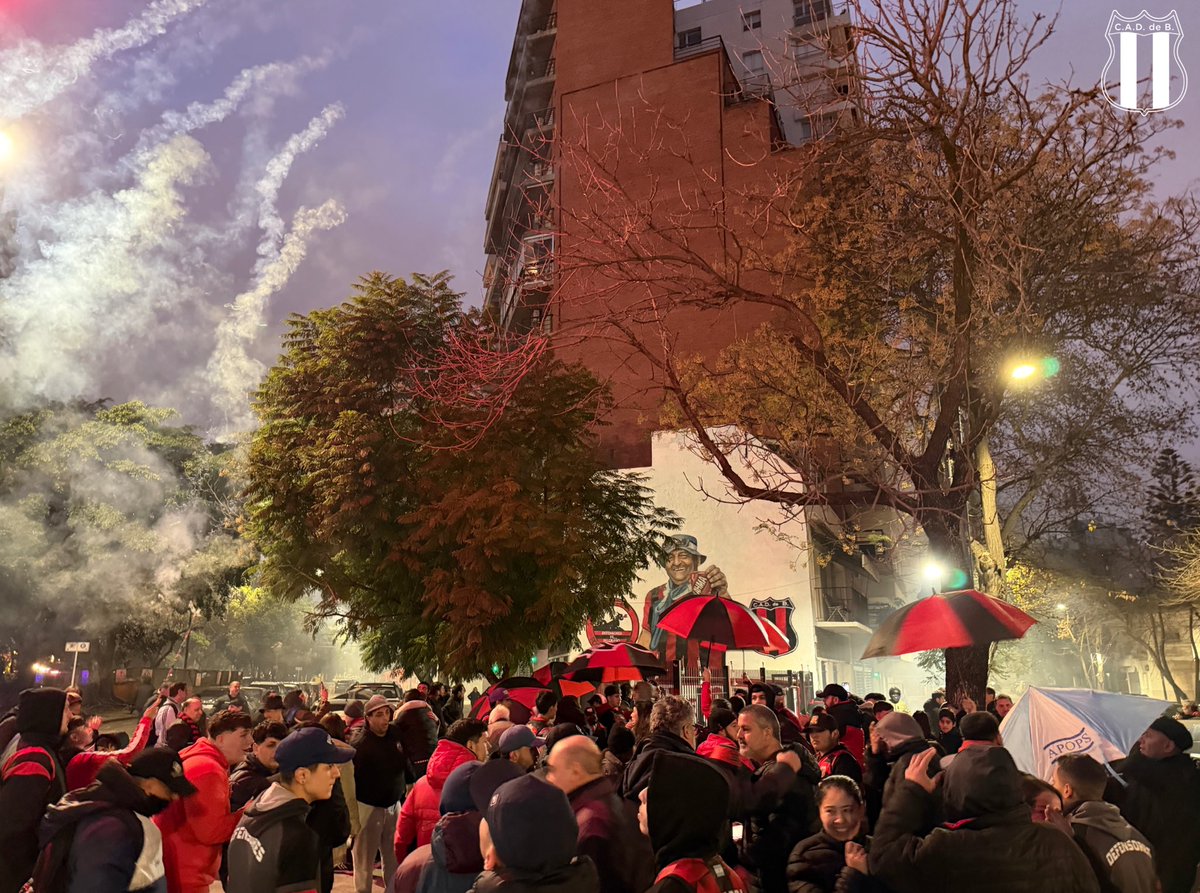 defeweb's tweet photo. ❤️🖤 A días de un nuevo aniversario de su partida, un grupo de hinchas renovó el mural en homenaje a Jorge Pontoni, una figura muy querida e identificada con la familia rojinegra y la tribuna del club.     

👥 Al finalizar el partido del sábado, la obra fue presentada junto a un numeroso grupo de hinchas que acompañó el emotivo momento, sobre la Avenida del Libertador.

👏 Felicitaciones a todos los que hicieron posible este reconocimiento.

#SomosDefe 🔴⚫️