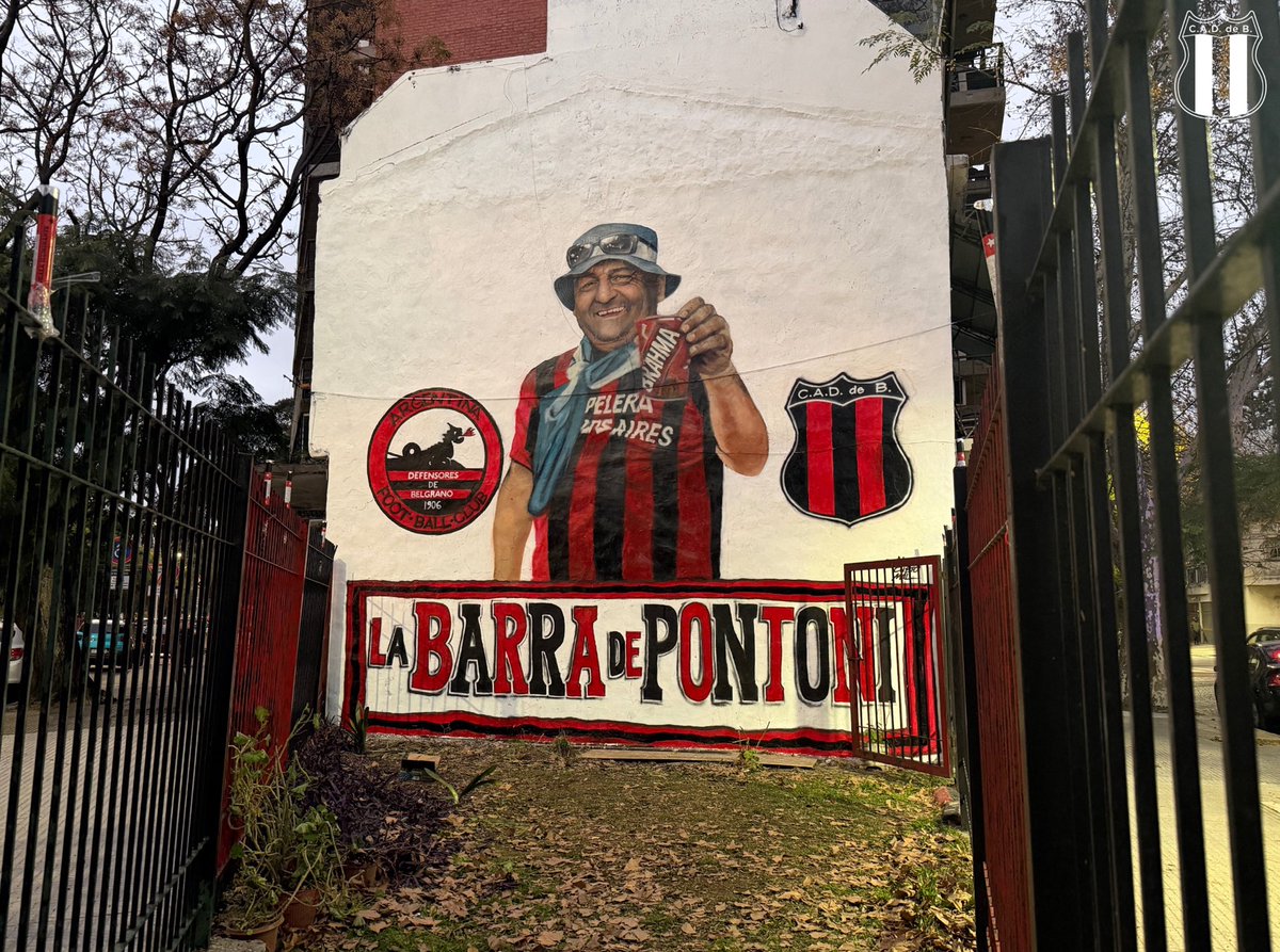 defeweb's tweet photo. ❤️🖤 A días de un nuevo aniversario de su partida, un grupo de hinchas renovó el mural en homenaje a Jorge Pontoni, una figura muy querida e identificada con la familia rojinegra y la tribuna del club.     

👥 Al finalizar el partido del sábado, la obra fue presentada junto a un numeroso grupo de hinchas que acompañó el emotivo momento, sobre la Avenida del Libertador.

👏 Felicitaciones a todos los que hicieron posible este reconocimiento.

#SomosDefe 🔴⚫️