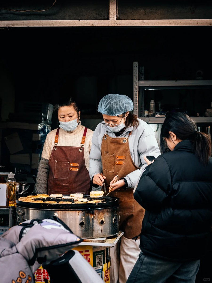 ArthurWowbagger's tweet photo. Craving late-night bites Steamed pork buns with juicy fillings and crispy fried dough sticks—authentic Chinese street food hits the spot! https://t.co/uxVqIgQAOx