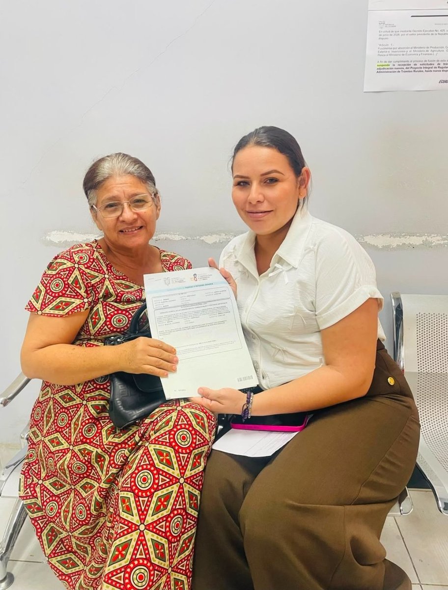 Agricultura_CZ4's tweet photo. #Manabí | Grey García Espinoza, habitante de la comunidad Bijahual, parroquia Calderón del cantón #Portoviejo, recibe su título de tierra de parte de la Directora Distrital @cecylondono085, con el documento podrá acceder a los beneficios que otorga el estado.
#GobiernoDelEcuador https://t.co/sqPUOwqMUQ