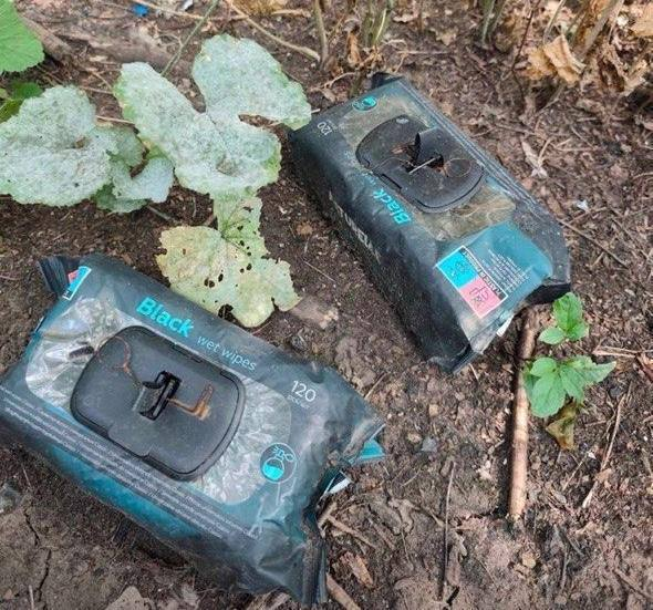 wartranslated's tweet photo. In the Kherson region, Russian occupiers scattered improvised explosive devices disguised as packs of wet wipes. https://t.co/1wrye0gZEg