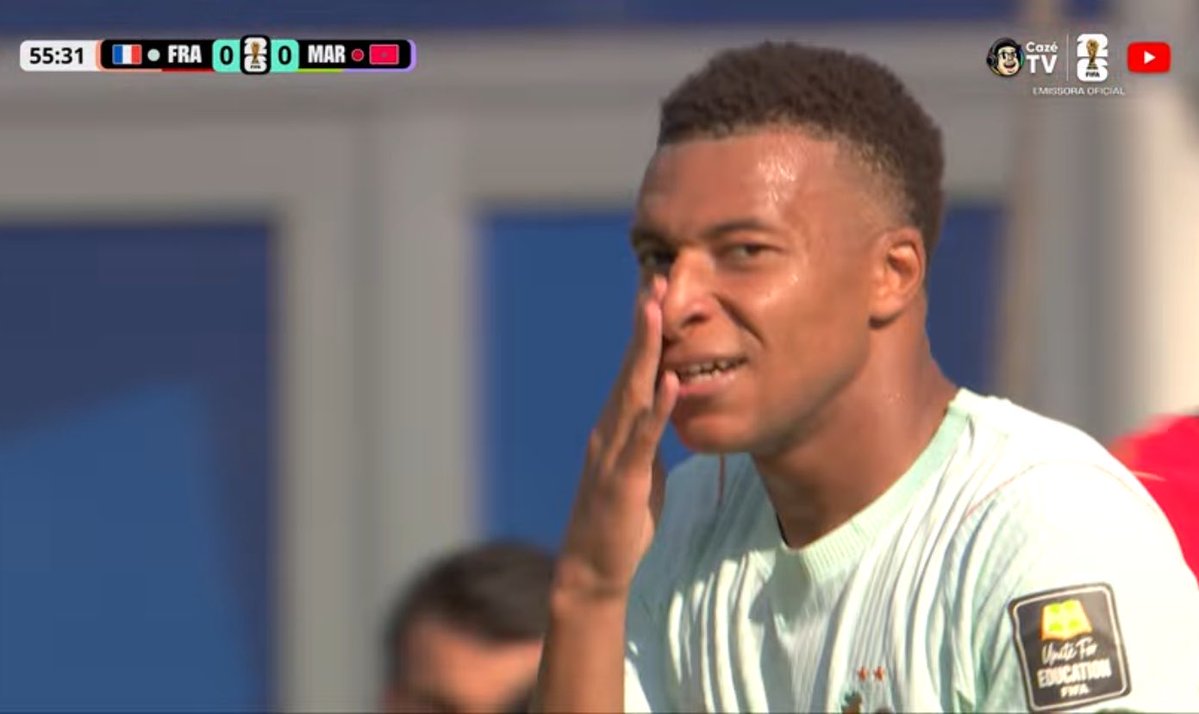 CentralDoBrega's tweet photo. Mbappé tá quebrando a bola hoje kkkkkkkkkkkkkkkk

saiu na cara do gol e ISOLOU a bola https://t.co/XprL11vuee