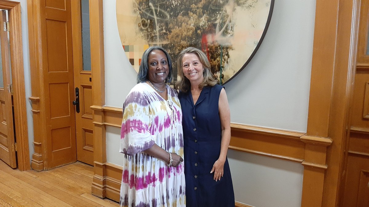 CUPEOntario's tweet photo. Great meeting today between CUPE Ontario president Yolanda McClean @Yoequality & Ontario NDP Leader @MaritStiles 
Said McClean: "We had a wide-ranging discussion about stopping Ford's Conservatives from further starving our public services & privatizing our public resources. We're proud continue fighting alongside @OntarioNDP to protect public sector workers and the services they deliver for all Ontarians."