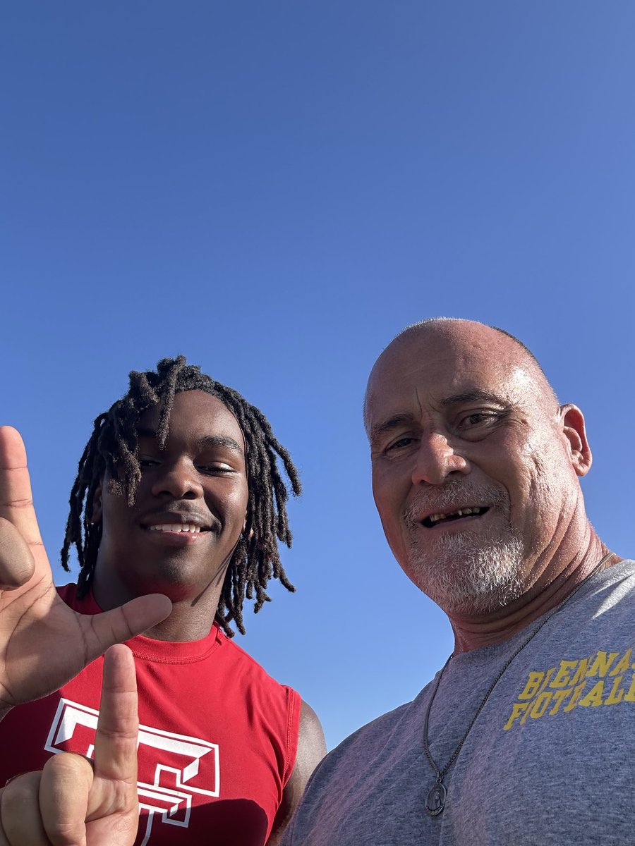 CoachTinoAcosta's tweet photo. When your two best players are your hardest workers every day is a great day.  They look good repin the double T!!! IT’S A GREAT DAY TO BE A BEAR!!! https://t.co/zsoIx7uRaU