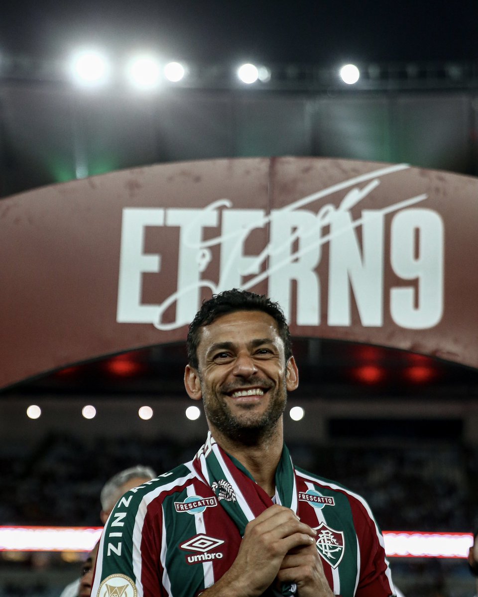 FluminenseFC's tweet photo. Há exatos quatro anos, a maior declaração de amor e gratidão de uma torcida e um clube para um ídolo. Fred, o maior dos camisas 9, despedia-se dos gramados e mais de 60 mil Tricolores lotavam o Maracanã para assistir a última aparição do ídolo como atleta de futebol. Obrigado por tanto, @fredgol9! #VaiTePegar