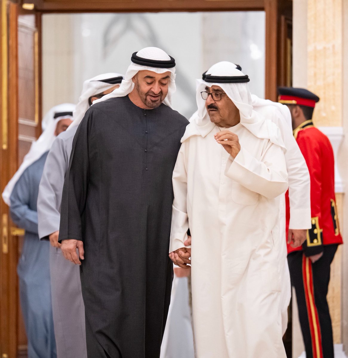 kh3lij_Arabi's tweet photo. أمير الكويت للإماراتيين:

" لا تقولون نحن بالكويت انتو أهلها 🇦🇪🇰🇼" https://t.co/0plHJCgErg