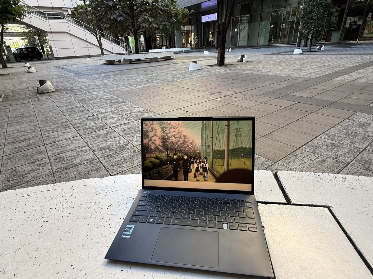 T47089787's tweet photo. 行く宛てなくて朝から外でアニメ https://t.co/4GG9tobSVM