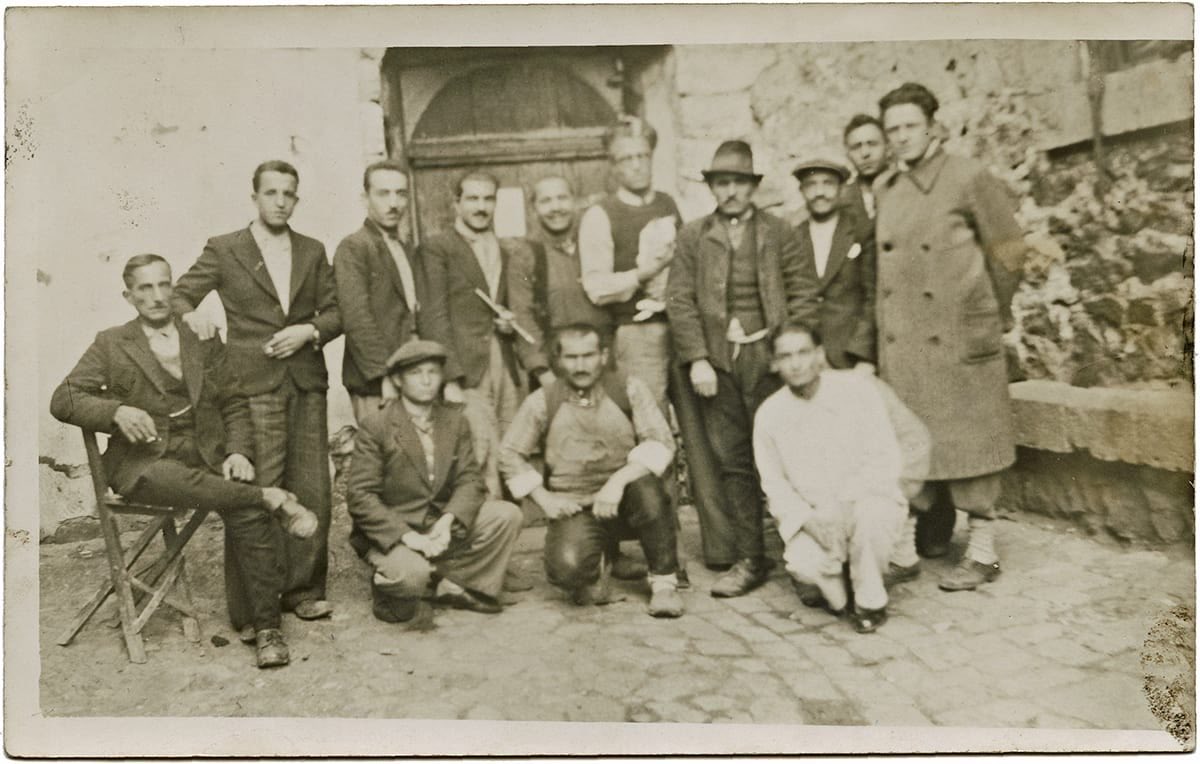 sezginkrtal's tweet photo. Fotoğraf çekilirken Doktor kedisini unutmamış 

Dr. Hikmet Kıvılcımlı, Nazım Hikmet ve Kemal Tahir…

Çankırı Cezaevi | 1940

via/ https://t.co/jVite4c9JZ