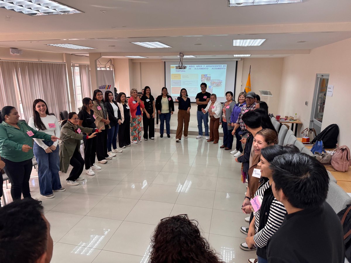 EducacionZ7_Ec's tweet photo. 🏫 Hoy, 35 profesionales DECE, distritales e institucionales de la provincia de Loja, participan en una jornada de capacitación sobre los nuevos Lineamientos para el acompañamiento socioemocional y psicosocial en situaciones de emergencia. 📚🤝 https://t.co/uwORz26tDD
