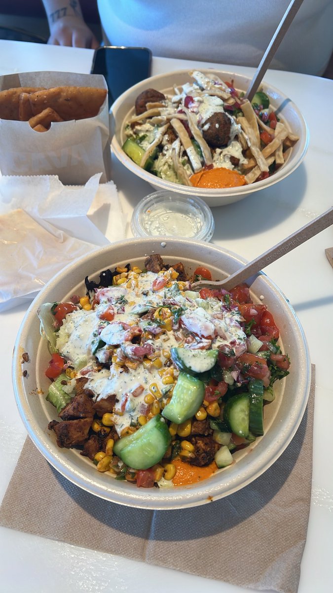 jdmfatima's tweet photo. Cava for lunch https://t.co/NfSZyKFUwc
