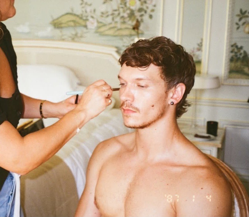 hudframe's tweet photo. just two babys getting their makeup done :( https://t.co/VtS7e71lAI