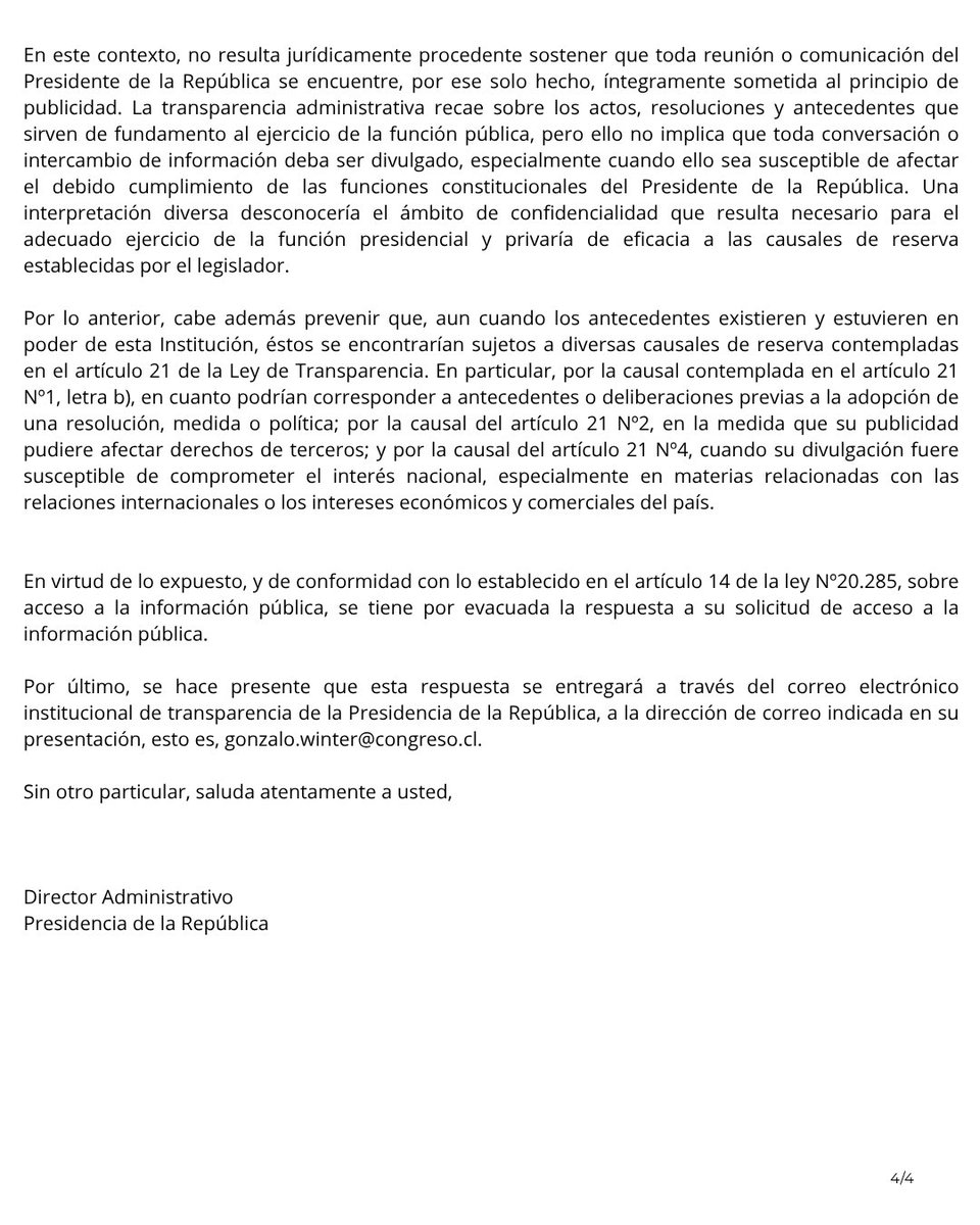 Eneatipo7's tweet photo. ANÁLISIS CRÍTICO DEL DOCUMENTO Y SUS IMPLICANCIAS PARA CHILE

Desde la dictadura, el estado Chile no habia actuado con la opacidad que Kast ha operado en este tema, y parece ser un sello que será habitual.

El documento responde oficialmente a una solicitud de información pública presentada por el diputado Gonzalo Winter sobre la reunión entre el Presidente José Antonio Kast y el empresario Peter Thiel junto a su comitiva. La Presidencia adopta un tono jurídico-defensivo y justifica la negativa a entregar antecedentes invocando la Ley de Transparencia, la confidencialidad presidencial y diversas causales de reserva.

Reconoce que la reunión se realizó en La Moneda, fue breve y protocolar, y trató materias generales sobre inteligencia artificial, sus oportunidades, desafíos e implicancias para el Estado. Además, afirma que no existen registros de negociaciones, contratos o antecedentes derivados del encuentro con Palantir Technologies ni con empresas vinculadas a Thiel.

No obstante, omite información esencial. No entrega el registro completo de la reunión —fecha, hora, duración y participantes—, ni actas, minutas, memorándums, presentaciones, propuestas u ofertas intercambiadas. Tampoco facilita el registro de ingreso de Thiel y su comitiva ni la nómina de otras reuniones sostenidas desde marzo de 2026 con representantes de Palantir o firmas relacionadas.

La principal justificación es que el Presidente no tiene obligación legal de mantener registros de sus reuniones, criterio respaldado por jurisprudencia de la Corte Suprema. Añade que la Ley de Transparencia no obliga a crear documentos inexistentes y que divulgar ciertos antecedentes podría afectar la seguridad nacional, las relaciones internacionales, intereses económicos y el ejercicio de la función presidencial.

Este enfoque genera un déficit de transparencia y rendición de cuentas. La ausencia de registros crea un espacio de opacidad en la máxima autoridad del Estado. En una democracia, las reuniones del Presidente con actores de claros intereses económicos y geopolíticos deberían estar sujetas a escrutinio ciudadano, especialmente cuando involucran materias estratégicas como inteligencia artificial, datos o defensa.

También surgen riesgos de influencia indebida. Peter Thiel y Palantir representan un ecosistema ligado al análisis masivo de datos, inteligencia artificial y contratos de defensa y seguridad. La falta de registros públicos alimenta dudas sobre una eventual influencia en futuras políticas de datos, ciberseguridad e inteligencia artificial, así como posibles ventajas competitivas para empresas relacionadas, aunque el documento niegue negociaciones.

Para Chile, los riesgos son evidentes. Una orientación de las políticas públicas hacia modelos de vigilancia tecnológica sin suficiente transparencia podría comprometer la privacidad y la soberanía digital. Asimismo, la imagen de un empresario extranjero reuniéndose con el Presidente mientras la ciudadanía recibe respuestas evasivas fortalece la percepción de acceso privilegiado de determinadas élites.

La respuesta establece además un precedente preocupante. Si las reuniones presidenciales sobre tecnología, inteligencia artificial o defensa quedan protegidas por una interpretación amplia de la confidencialidad, la Ley de Transparencia pierde eficacia y aumenta la desconfianza institucional.

En definitiva, el documento refleja la tensión entre confidencialidad presidencial y rendición de cuentas. En la era de la inteligencia artificial, la opacidad favorece a los actores con mayor poder económico y tecnológico. Los riesgos para Chile incluyen pérdida de soberanía digital, debilitamiento del control democrático, mayor desconfianza ciudadana y decisiones sobre derechos fundamentales adoptadas sin registro ni escrutinio público. La transparencia no debilita la gobernabilidad; constituye una condición esencial de su legitimidad. Exigir mayor documentación es indispensable para preservar esa legitimidad pública.