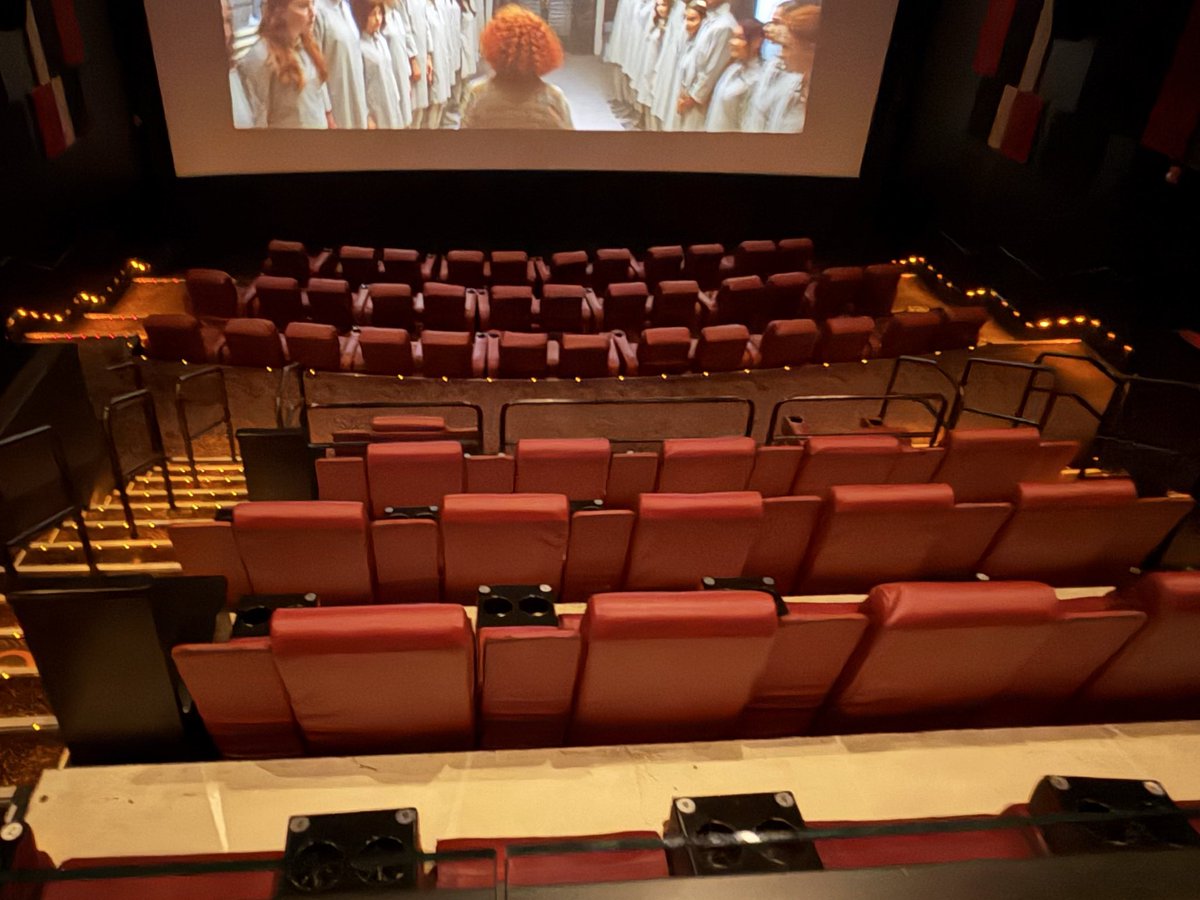 goddanglasagna's tweet photo. watching supergirl, no one in the theatre beside me, two oomfs and a fuckass minion #bringouttheslop #imready https://t.co/id7nR5j0ei