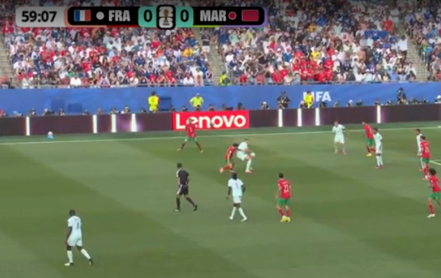 tego_ec's tweet photo. ¡Qué terrible escándalo! 💥 Hubo una mano clarísima en la jugada previa al gol de Kylian Mbappé. Es increíble el descaro, le están robando de frente a la Selección de #Marruecos en este partido. ¿Y el VAR? Pintado en la pared. 🤬 #FranciaVsMarruecos #CopaMundial https://t.co/CiwBaVfsOr
