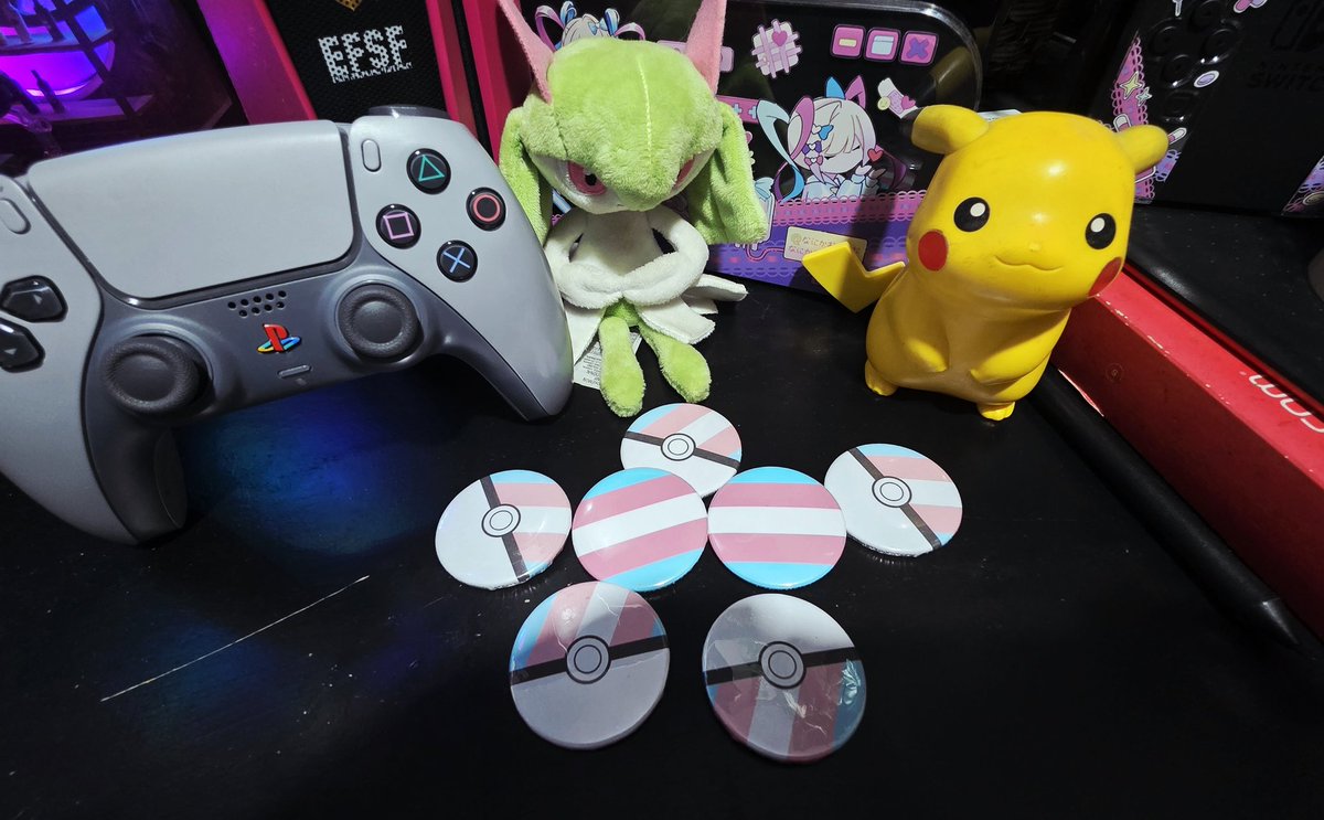 ValentineNoXIV's tweet photo. Mais entregas que chegaram hj 🩵🩷🤍

Julho é o mês do meu aniversário, e já reparei que exagero demais nos pedidos por causa disso kkk

Mas nesse caso preciso atualizar a identidade visual da minha mochila de ir pro trabalho, então peguei os bottons novos pra trocar o meu atual https://t.co/AB0pILC2uG