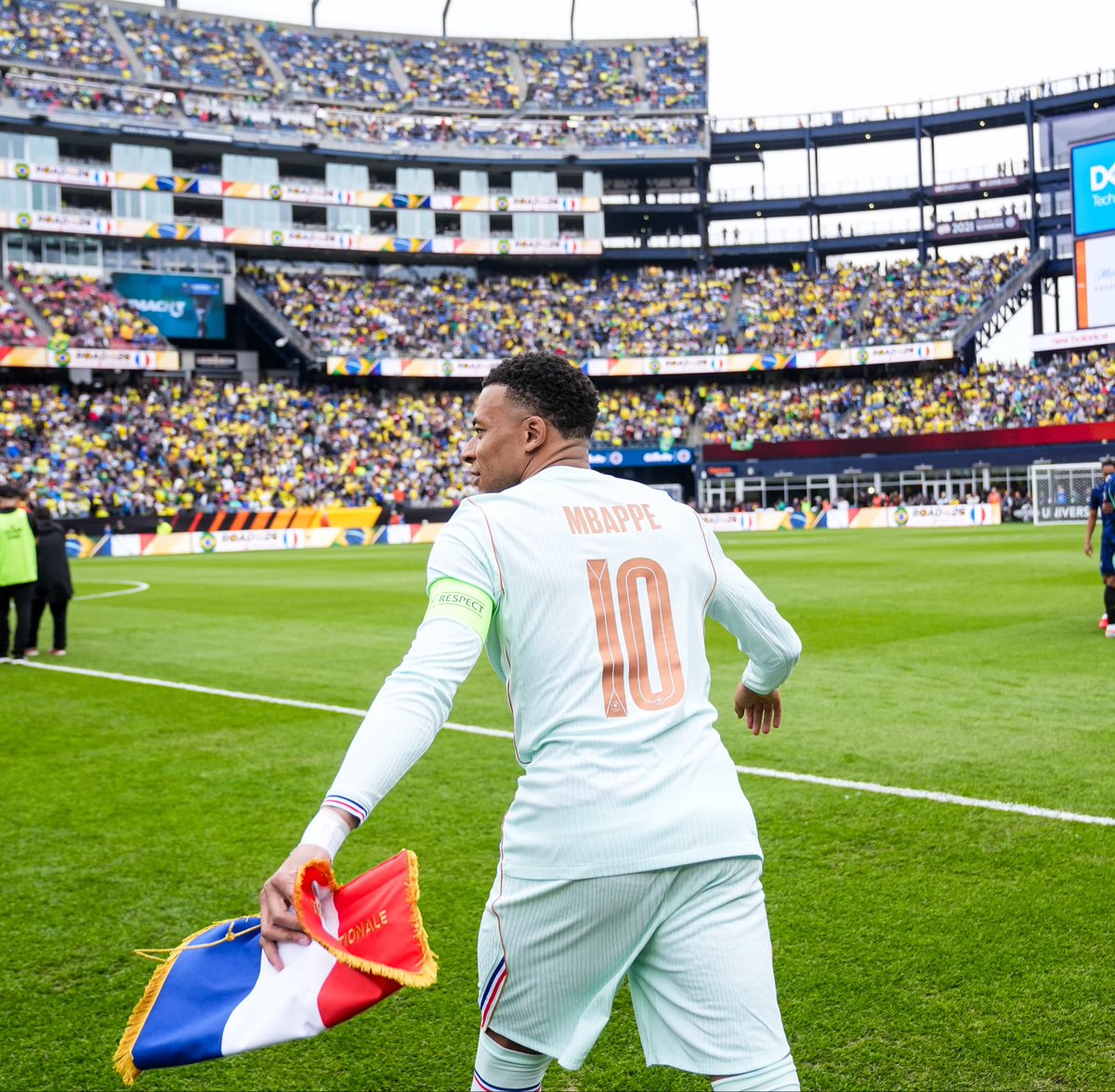 _BeFootball's tweet photo. 🚨 Kylian Mbappé 🇫🇷 est 𝗣𝗟𝗨𝗦 𝗤𝗨𝗘 𝗝𝗔𝗠𝗔𝗜𝗦 𝗟𝗘 𝗠𝗘𝗜𝗟𝗟𝗘𝗨𝗥 𝗕𝗨𝗧𝗘𝗨𝗥 𝗗𝗘 𝗟’𝗛𝗜𝗦𝗧𝗢𝗜𝗥𝗘 𝗗𝗘𝗦 𝗣𝗛𝗔𝗦𝗘𝗦 𝗙𝗜𝗡𝗔𝗟𝗘𝗦 de Coupe du Monde !!!! 😱🌍⚽️ (il donne pas l’heure à ton joueur préféré 🥱) 

🥇🇫🇷 Mbappé (11)
🥈🇧🇷 Leonidas (8)
🥈🇧🇷 Ronaldo (8)
4️⃣🇫🇷 Fontaine (7) 
4️⃣🇧🇷 Pelé (7)
4️⃣🇦🇷 Messi (7)