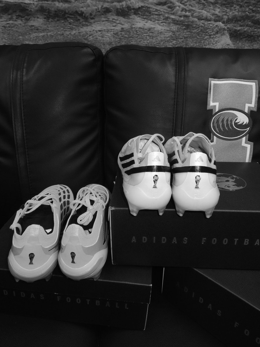 IslandersSoccer's tweet photo. Sneak peak of how we are stepping out this season! 👀👀

#ShakasUp https://t.co/9KknJ1R2Wi